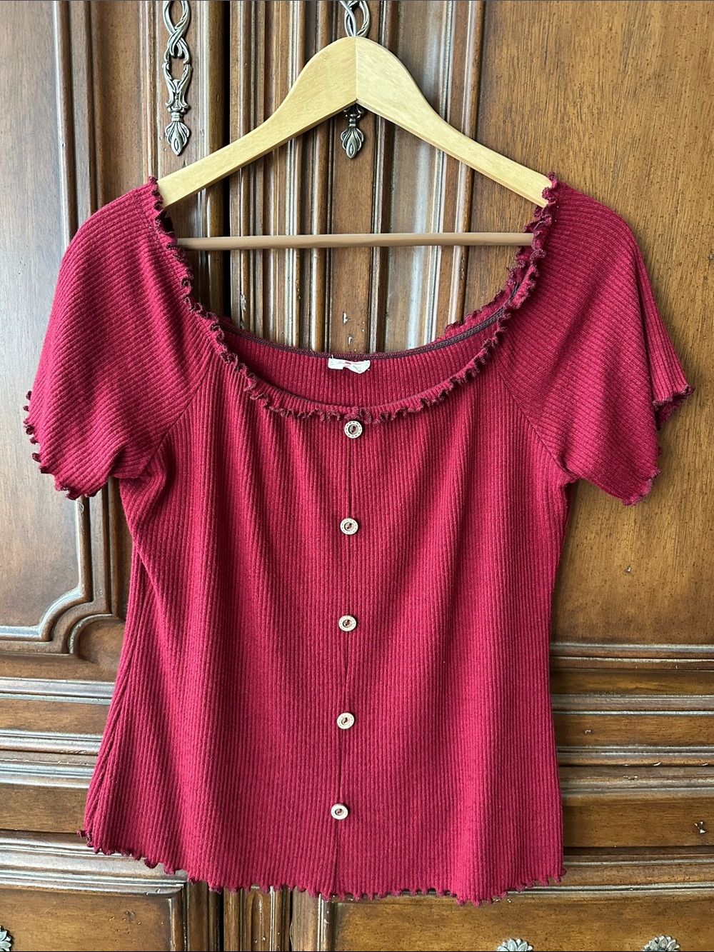Women’s Short Sleeve Ribbed Button-Front Top in Wine Red